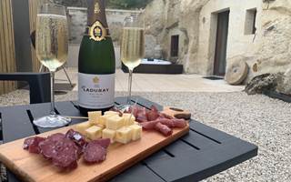 planche-gite-troglodyte-couple-chinon-touraine