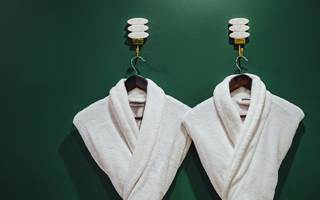 peignoir-gite-troglodyte-spa-jacuzzi-privatif-couple-chinon