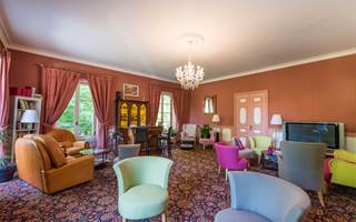 Salon bar bibliothèque au château