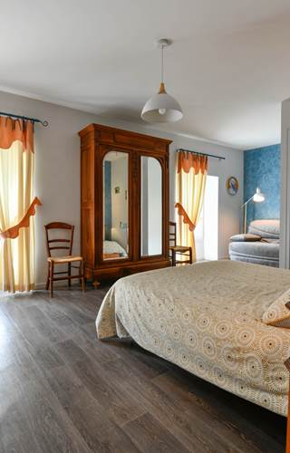 Chambre Saumon avec ses 2 fenêtres