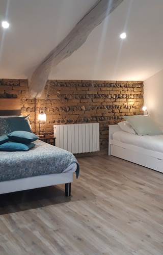Une chambre familiale pour 4 personnes. Un cinquième couchage est possible grâce au lit gigogne.