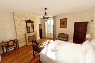 La Maison Voyage 41 - vue ensemble lit King Size, cheminée, bureau - Chambre Chateau