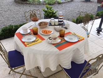 PETIT DEJEUNER EN TERRASSE