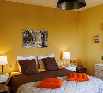 Une chambre baignée de lumière