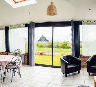 Gite pour 12 personnes, salon avec vue imprenable sur le mont Saint Michel,