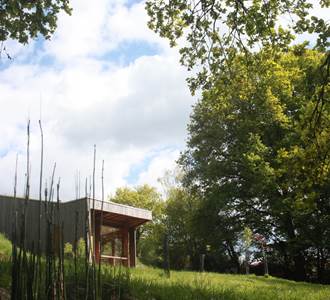 Vu de la mare, un gîte en Limousin