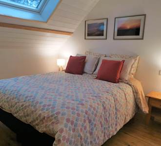 Lit 160x200 de la chambre d'hôte Les 3 cèdres du Moulin de La Retardière à Orvault