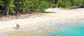 Couple sur la plage de Sakatia - Nosy Be