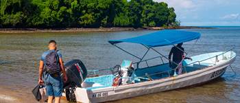 Des touristes qui se préparent pour une ballade en bateau à Nosy Be, Madagascar