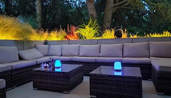 Terrasse couverte avec salon de jardin et Spa nordique (chauffé au bois)-presta