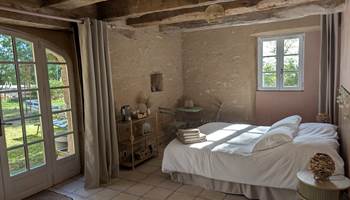 chambre-verdoyante-saisonnee-lit-double-mur-pierre-nature-centres-aveyron-presta