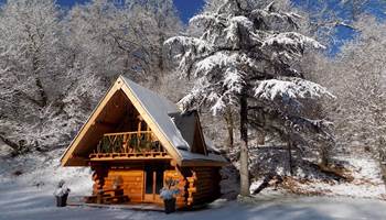 Le chalet avec la neige-presta