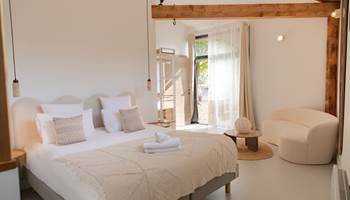 coeur-cristal-suite-romantique-la-remise-chambre-couple-sejour-detente-magalas-occitanie.jpg-presta