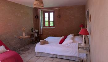 chambre-champetre-pierre-tadelakt-chambre-double-couple-centres-aveyron-saisonnee.jpg-presta