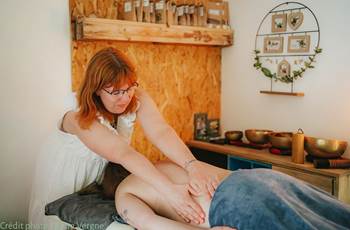 Le massage des 5 continents aussi bien pour les femmes que les hommes combinent différentes techniques de massage à l'aromathérapie et à l'énergétique. Différentes parties du corps sont massées comme ici le dos