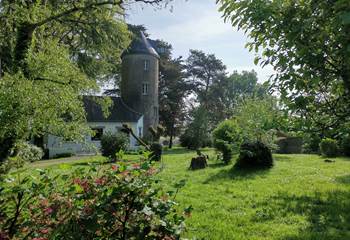 Vue bâtiment principal, jardin au printemps, moulin de La Retardière,