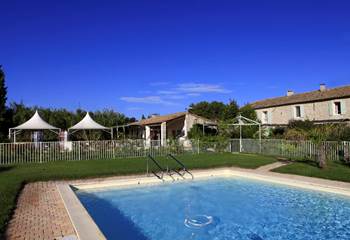 Piscine entre jardins et oliveraies