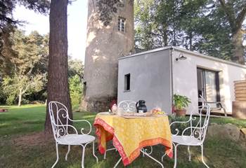 petits-déjeuners inclus servis dans le jardin lors d'un week-end ensoleillé et chaud, moulin de La Retardière, Orvault
