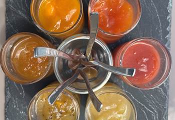 Confitures maison : goyavier, ananas, chouchou, mangue, papaye, kiwi ...  Nos fruits de saison dès le petit-déjeuner  !