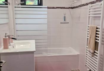 La salle de bain de l'étage