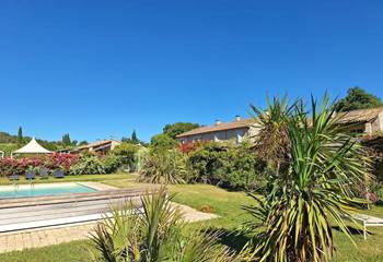 mas-des-figues-piscine-transats