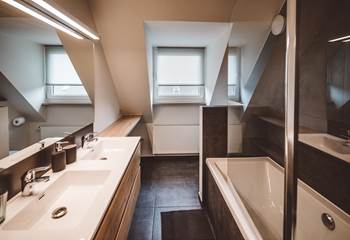 303 CHHAMBRE DE LUXE SALLE DE BAIN