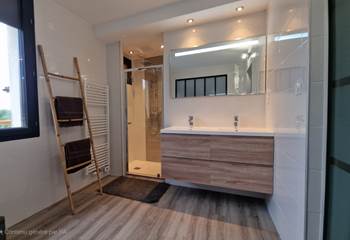 La salle de bain de la chambre parentale