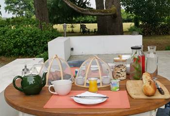 Petit déjeuner servi sur la terrasse principale, moulin de La Retardière, Orvault proche Nantes