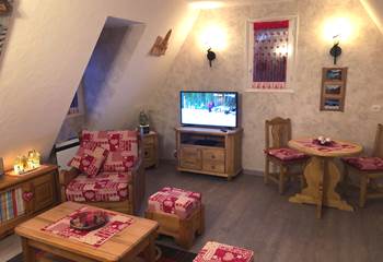 le coin TV et sa table ronde