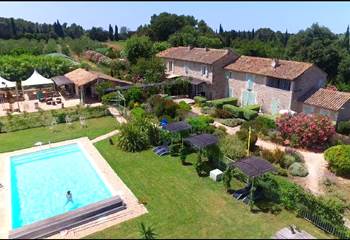 quiétude dans la piscine du mas des figues