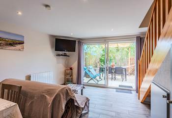 Salon gîte 2 vue sur terrasse