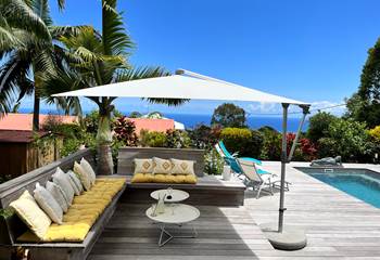 Espace repos sur piscine chauffée et jardin tropical avec vue mer