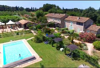 mas-des-figues-aérienne-nage-piscine.