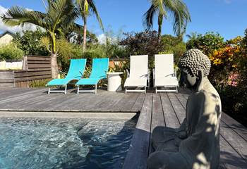 Bains de soleil au bord de la piscine chauffée