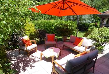 salon de jardin avec vue sur les montagnes vosgiennes