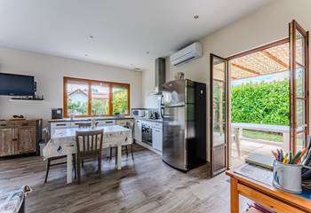 Cuine gîte 1 sortie terrasse