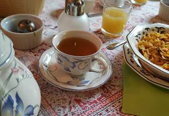 Petit déjeuner des chambres d'hôtes servi à la table commune, moulin de La Retardière, Orvault