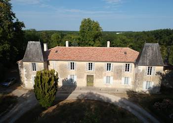 Le Château de Seugnac, lumineux et paisible, se dresse au cœur de la Charente-Maritime. Un lieu de réception romantique pour un mariage hors du temps.