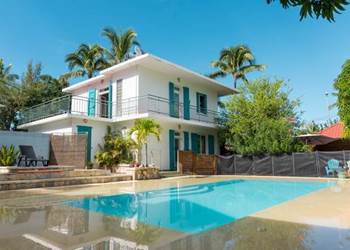 Vue sur la villa et sa piscine miroir
