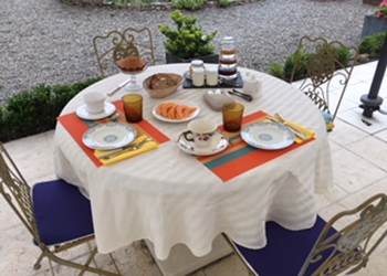 PETIT DEJEUNER EN TERRASSE