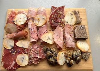 Exemple d'une planche charcuterie réalisée. MVG