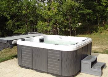 ETANG VALLIER RESORT JACUZZI VILLA HELEEN