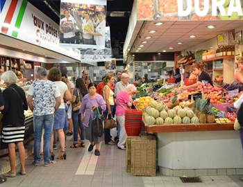 Les Halles de Nîmes à 2 minutes de Chez Pepito et Zaza