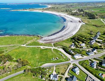 Vue en drone de notre gîte de Tréompan (Maison la plus proche de la plage)
