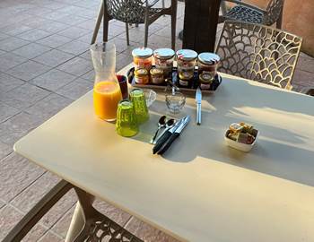 Petit déjeuner en terrasse