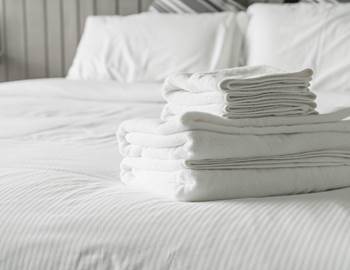 white-towel-bed-decoration-bedroom-interior
