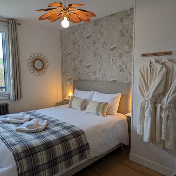 Chambre avec lit queen size gîte de charme Epernay-presta