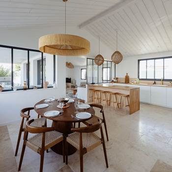 Villa Bleu Baya cuisine toute équipée table à manger pour 10 pax