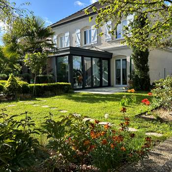 Vue du bâtiment extérieur sur jardin-options