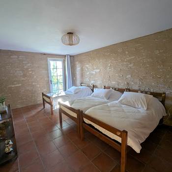 chambre-solaire-lit-double-mur-pierre-saisonnee-gite-bien-etre-centres-aveyron.jpg-presta